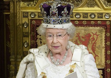 ملكة بريطانيا تقدم أموال «خميس العهد» لـ182 من كبار السن 