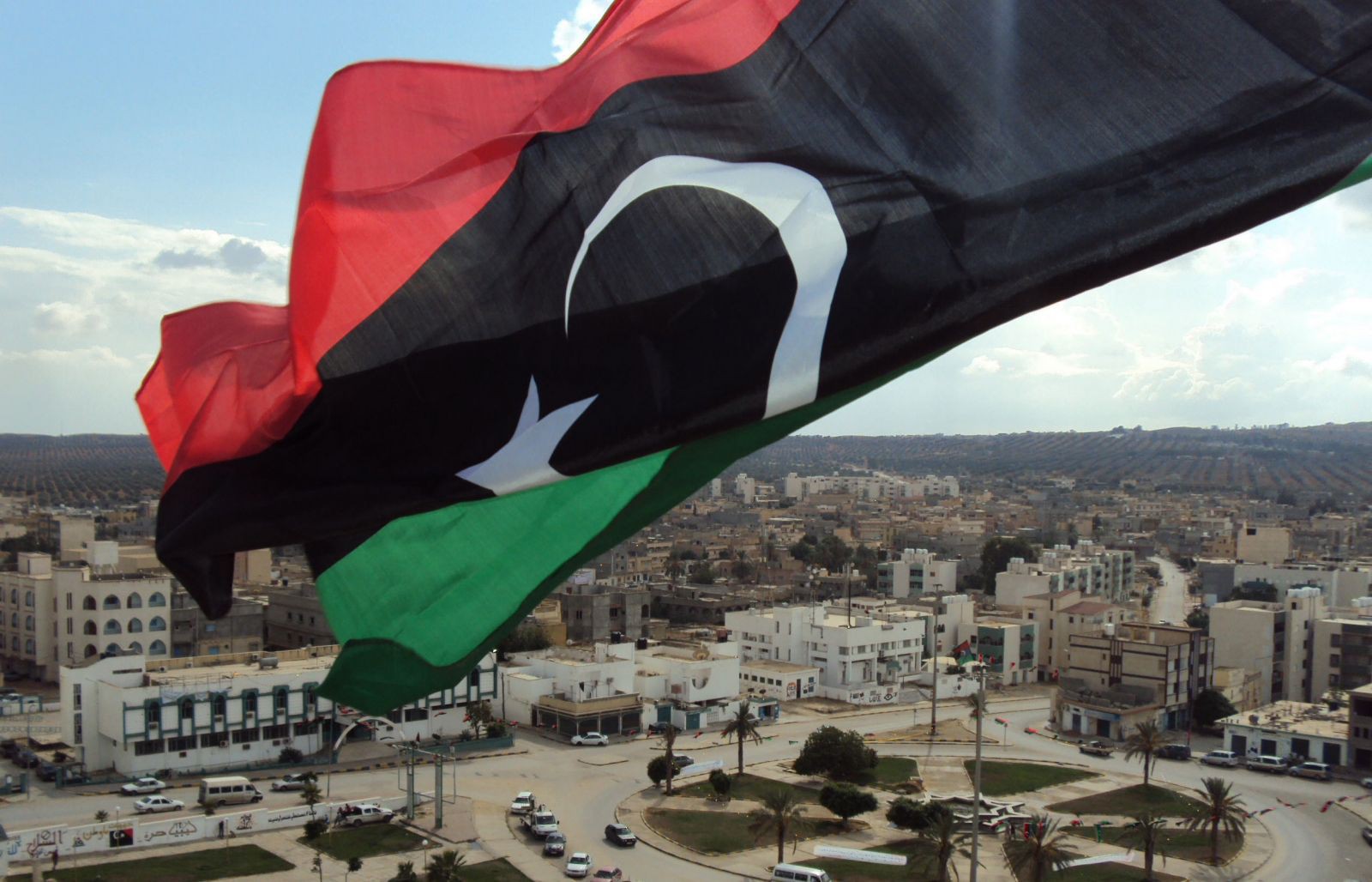 سفير بريطانيا لدى ليبيا يدعو للتركيز على إنقاذ الاقتصاد الليبي من الانهيار 
