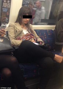 صور فاضحة لما تفعله النساء في قطارات مترو لندن 