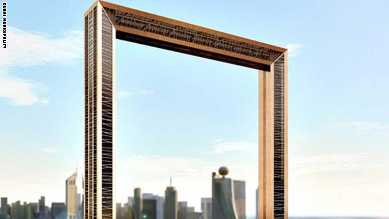 هذا برج "برواز دبي" المغطى بلون الذهب 