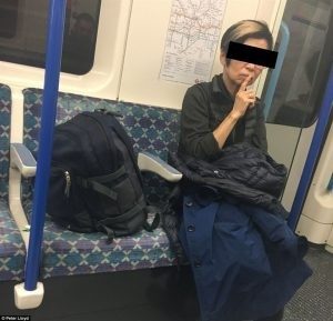 صور فاضحة لما تفعله النساء في قطارات مترو لندن 