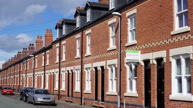 أول تراجع فصلي في أسعار المنازل في بريطانيا منذ 2012 