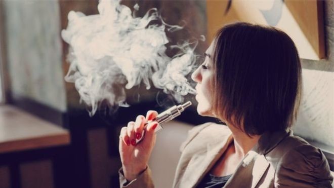 نصف مستخدمي السجائر الإلكترونية ببريطانيا "أقلعوا عن التدخين" 