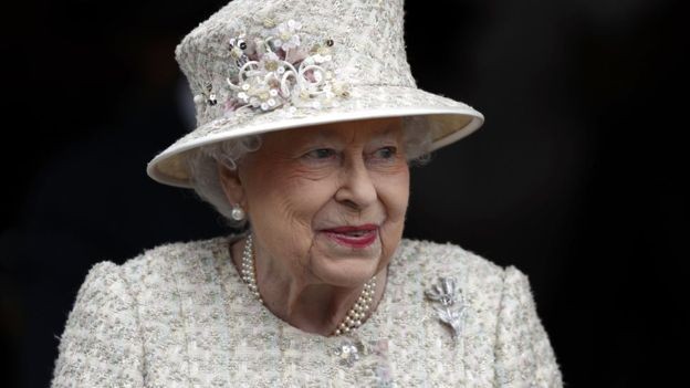 ما هي صلاحيات الملكة اليزابيث ملكة بريطانيا؟ 