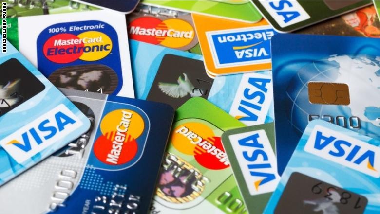بطاقة بلاستيكية قد تُشكل مستقبلك المالي.. كيف ترفع من حدود استخدام بطاقاتك الائتمانية؟ 