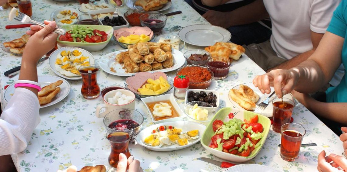 أفضل الطرق للتغلّب على الجوع والعطش خلال رمضان 