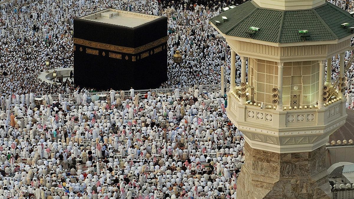 المسلمون يؤدون صلاة العيد بأول أيام الفطر 
