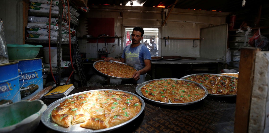 السوريون في الأردن يستحضرون أجواء رمضان بالحلويات والعصائر 