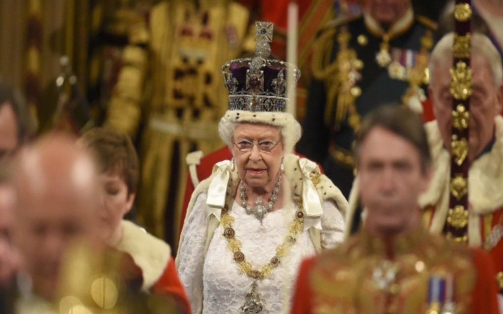 لماذا زاد دخل الملكة إليزابيث في هذا العام؟ 