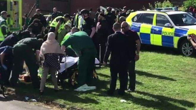 إصابة 6 في حادث اصطدام سيارة بالمارة بعد صلاة العيد شمال انجلترا 