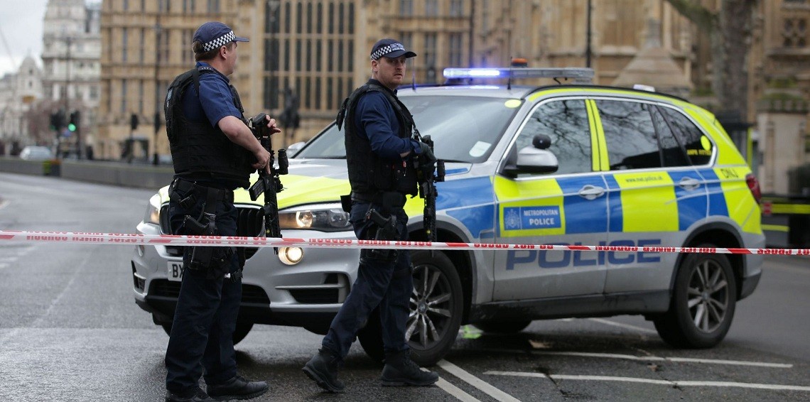 الشرطة البريطانية تستخدم الصاعق الكهربائي ضد رجل مسلح بسكين قرب البرلمان 