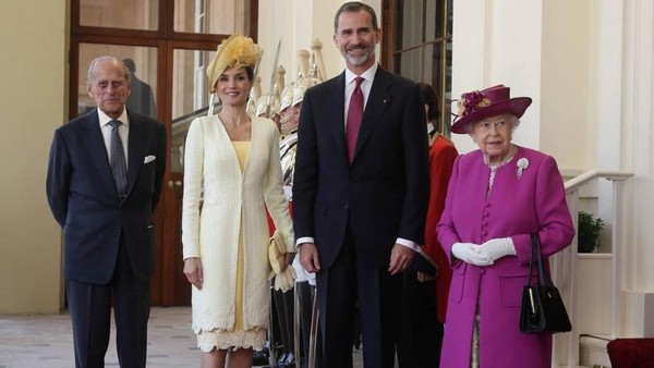الملكة ليتيزيا تحمل ألوان الصيف إلى لندن 