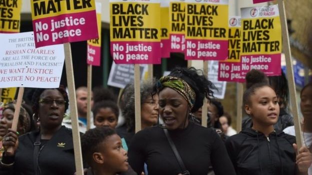 وفاة شاب أسود بعد اعتقاله تثير احتجاجات عنيفة شرقي لندن 