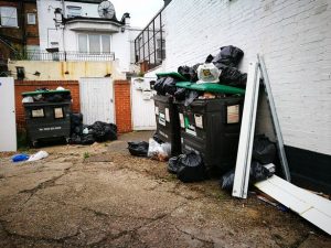 سكان "إيلينغ" في غرب لندن يعانون من "كابوس القمامة"‏ 