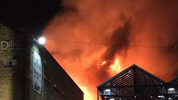 لندن.. حريق هائل يندلع في سوق كامدن لوك الشهير 