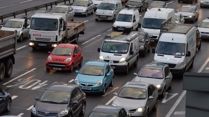 لندن تحظر بيع السيارات العاملة بالديزل والبنزين في 2040 