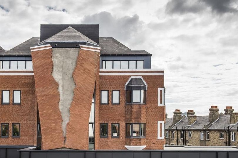 عمل فني إبداعي على شكل مبنى يتشقق في "هامرسميث" 