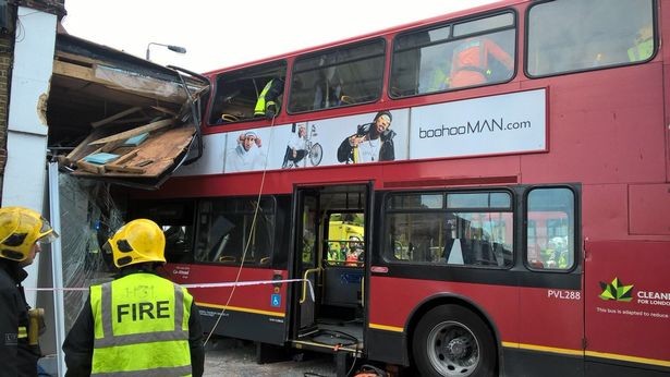 شاهد: 6 مصابين بحادث تحطم باص بالقرب من "كالفام جانكشن" في لندن 