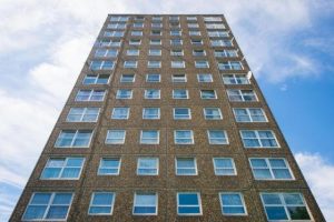 خبير بالإسكان: هناك احتمالية لسقوط برج "ليدبري" جنوب لندن مما يؤدي إلى موت الكثيرون 