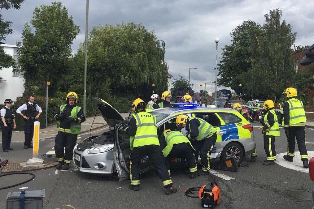 إصابة ضابطي شرطة في حادث تصادم بإيجوار لندن 