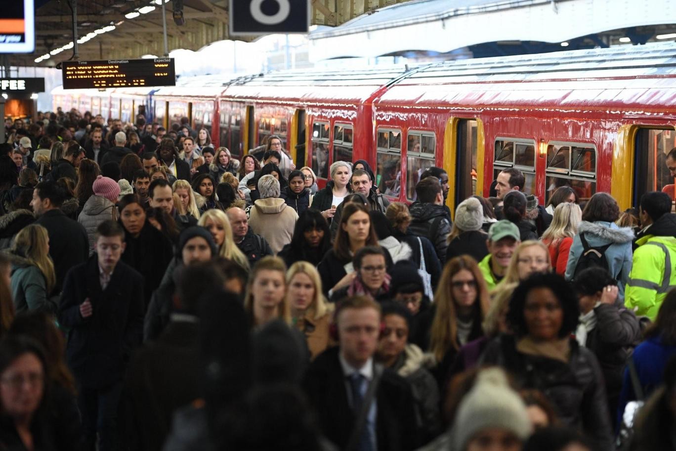 راكبي السكك الحديدية في لندن يدفعون رسوم أعلى بأربعة أضعاف من الأوربيون 