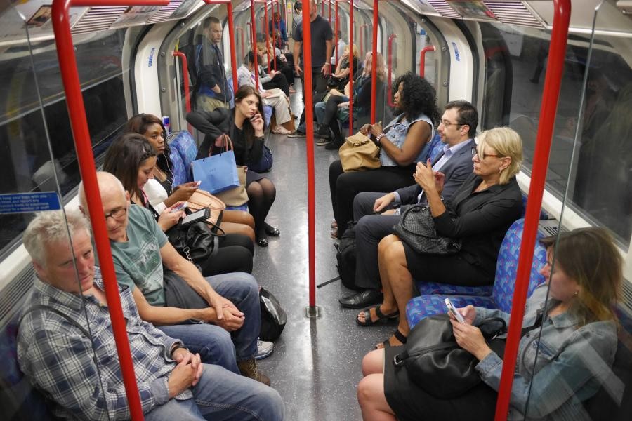 عمدة لندن يعد بمد خطوط مترو الأنفاق بشبكة "4G" في غضون عامين 