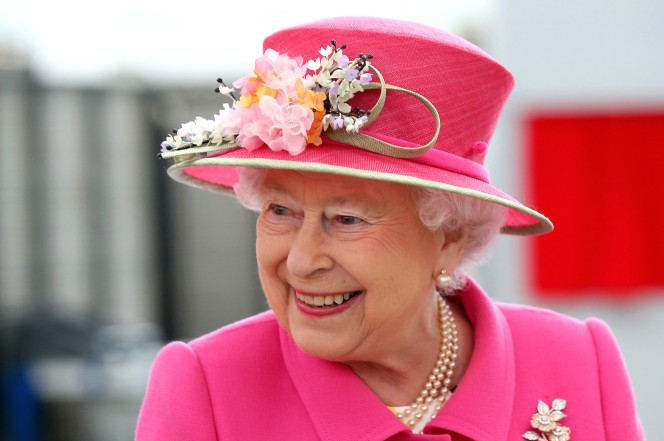 بريطانيا تشدد قانون امتلاك القوس والنشاب بعد محاولة اغتيال الملكة إليزابيث 