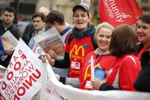 لأول مرة عمال ماكدونالدز في بريطانيا يتظاهرون بسبب؟ 