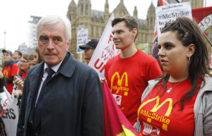 لأول مرة عمال ماكدونالدز في بريطانيا يتظاهرون بسبب؟ 