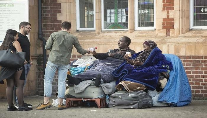 بالصور.. عائلة صومالية تسكن شوارع لندن منذ 3 أعوام 