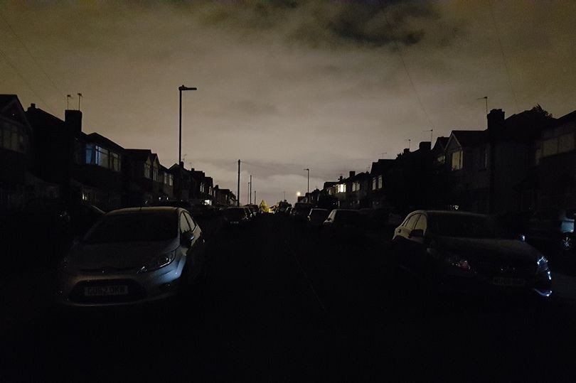 السكان في "هارو" غرب لندن يعانون من الظلام بالشوارع بعد انقطاع الكهرباء لمدة أكثر من أسبوعين 
