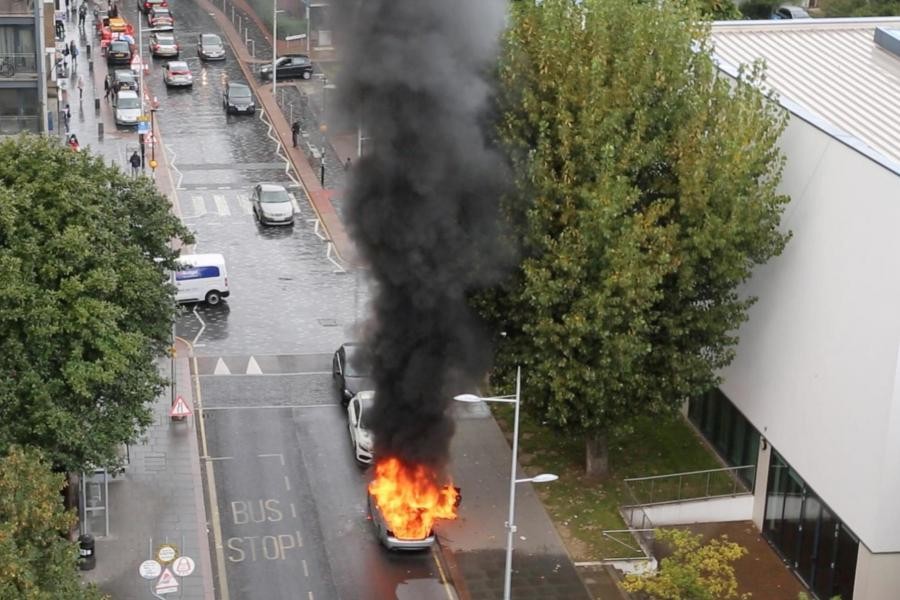 بالصور .. إنفجار مروع لسيارة BMW  في شارع شرق لندن 