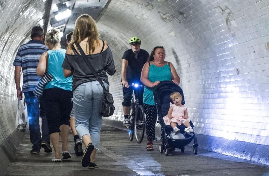 خطط لكسر الحظر على راكبي الدراجات باستخدام نفق المشاة في " غرينويش Greenwich " عبر النهر في لندن 