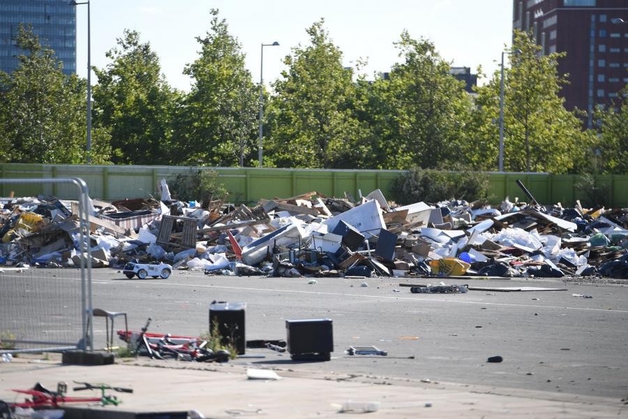 مسافرون يتركون الحديقة الأولمبية اللندنية معبأة بالقمامة بعدما حولوها ل"مرمى للنفايات" 