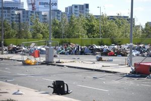 مسافرون يتركون الحديقة الأولمبية اللندنية معبأة بالقمامة بعدما حولوها ل"مرمى للنفايات" 