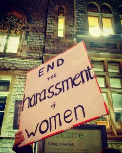 مجلس بلدية  إيلينغ يسعى لوقف  المعارضين للإجهاض من مضايقة النساء خارج عيادة في غرب لندن 