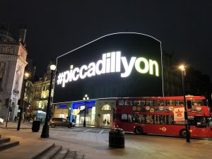 تشغيل اللوحات الإعلانية في ساحة بيكادلي" Piccadilly Circus" بعد تسعة أشهر من الظلام 