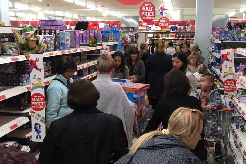 مشاجرات بين المتسوقين في متجر سينسبري "Sainsbury" بسبب الصراع على شراء ألعاب الأطفال بأسعار مخفضة 