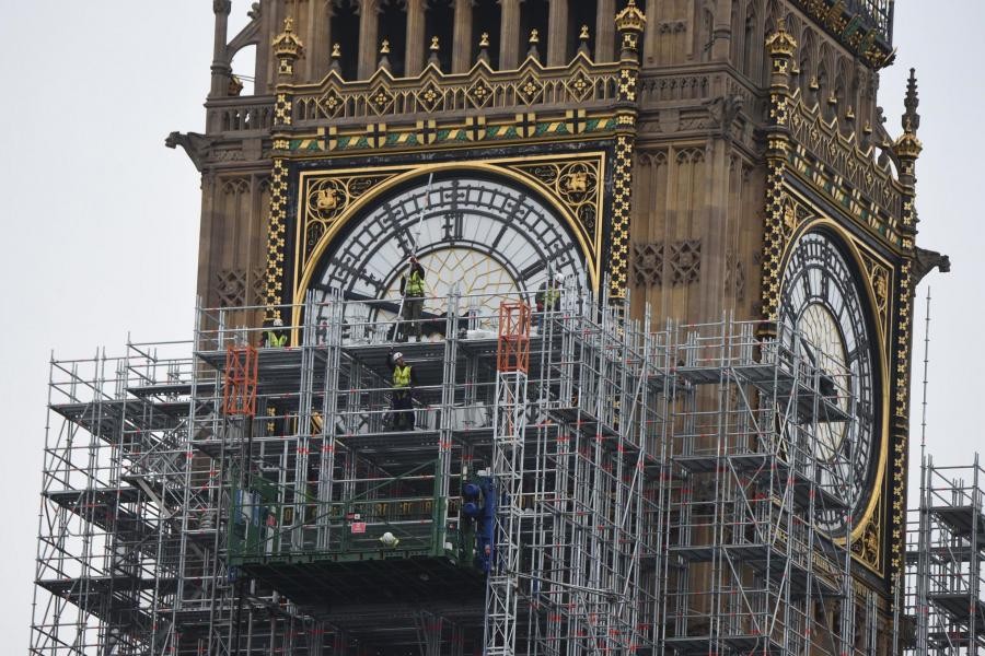 ساعة البيج بين"Big Ben" مغطاة بالكامل بالسقالات، من أجل الصيانة 