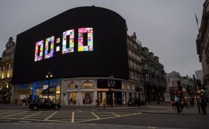 تشغيل اللوحات الإعلانية في ساحة بيكادلي" Piccadilly Circus" بعد تسعة أشهر من الظلام 