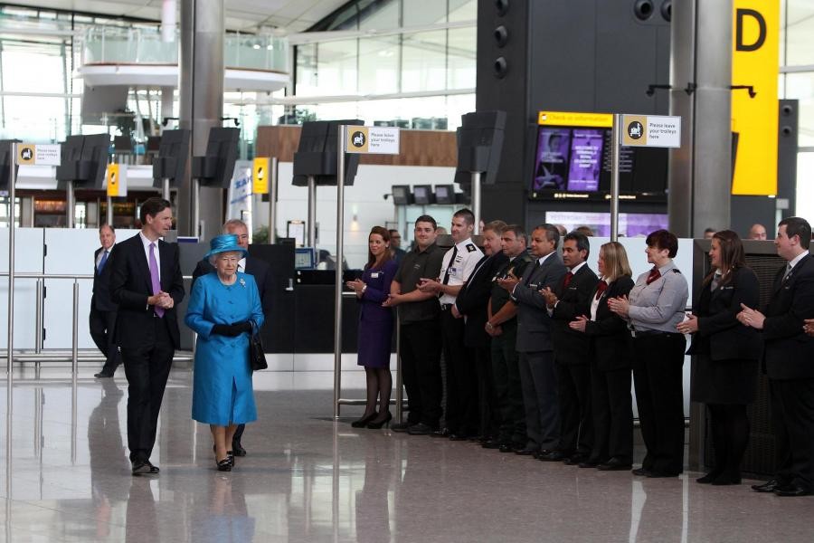 مطار هيثرو "Heathrow" يجري تحقيقًا بعد العثور على وحدة تخزين "USB" بها معلومات سرية خاصة بحماية الملكة 
