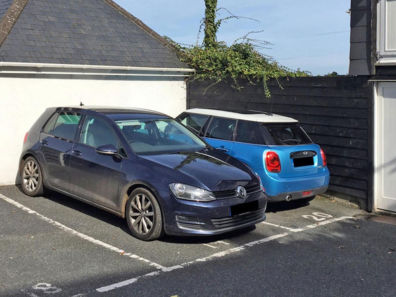 موقف خاص للسيارات في كورنوال Cornwall جنوب غرب المملكة المتحدة للبيع بمبلغ 40.000£ 