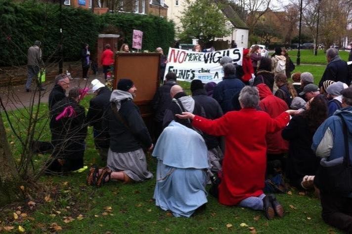 مجلس بلدية  إيلينغ يسعى لوقف  المعارضين للإجهاض من مضايقة النساء خارج عيادة في غرب لندن 