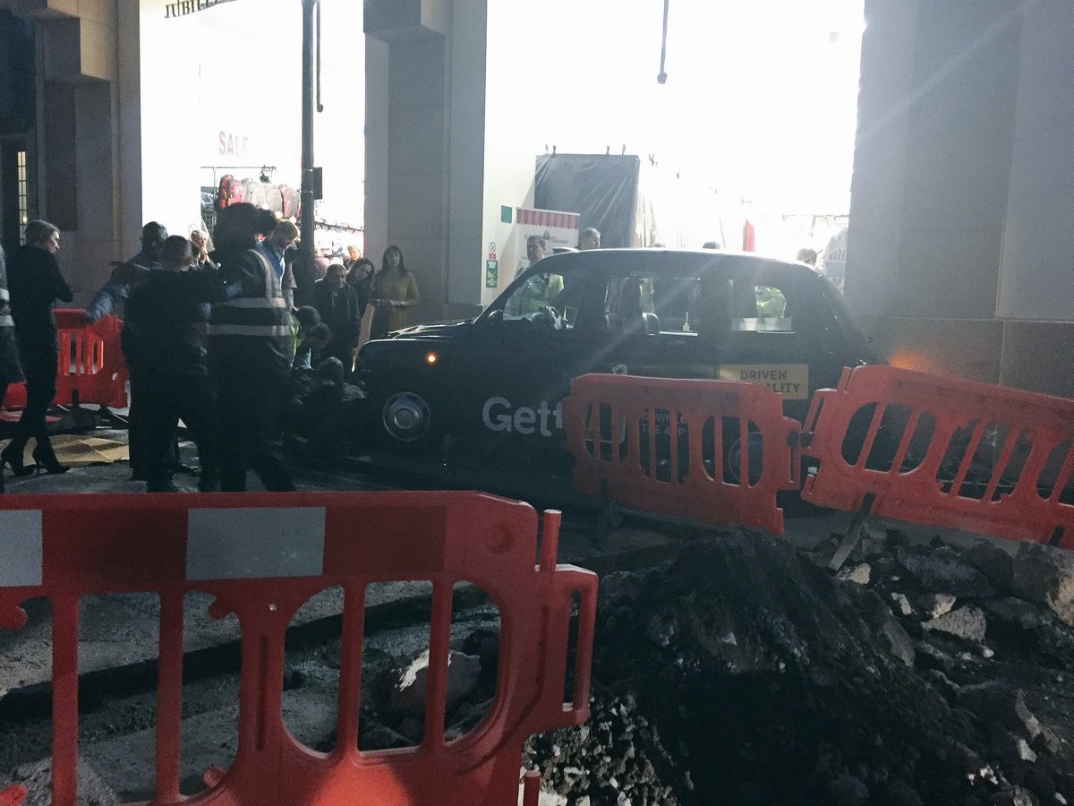 سيارة أجرة سوداء تدهس 4 مشاة في كوفنت غاردن "Covent Garden" 