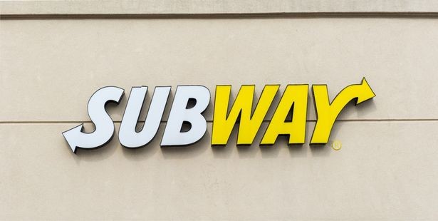العثور على دودة حية في طبق سلطة بمطعم "Subway" 