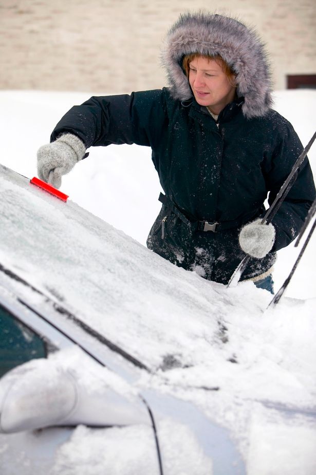احذر من مخالفة القانون عند إزالة الجليد من سياراتك 