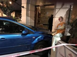 إصابة شخصين جراء اقتحام سيارة لمطعم مروش Maroush Bakehouse في شارع إيجور رود في لندن 