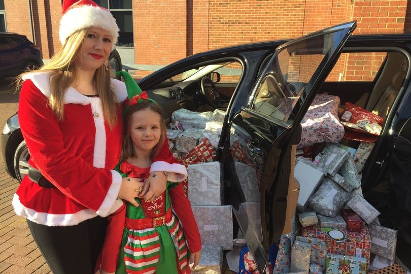 فتاة صغيرة تبادر بمساعدة الأطفال اليتامى وتقدم لهم الهدايا في عيد الميلاد 