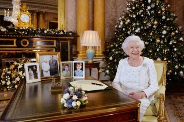 الملكة إليزابيث تثني على روح دعابة زوجها في رسالة عيد الميلاد 