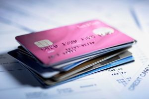 فرض الحظر على الرسوم الإضافية للشراء ببطاقات الائتمان يأتي بنتائج عكسية على المستهلكين! 